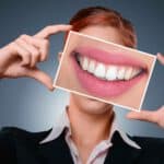 Higiena jamy ustnej – jak dbać o zęby, aby cieszyć się zdrowiem i pięknym uśmiechem?